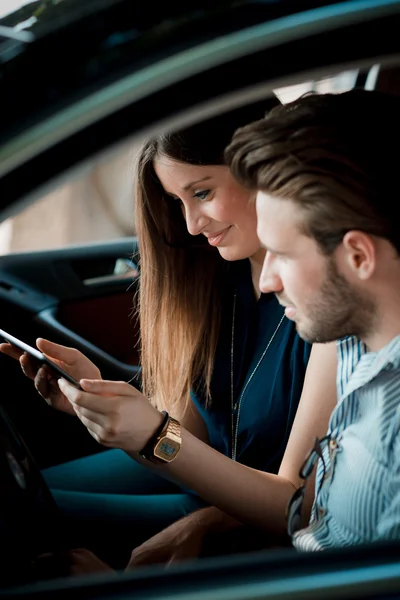 Jovens amantes do casal bonito usando tablet — Fotografia de Stock