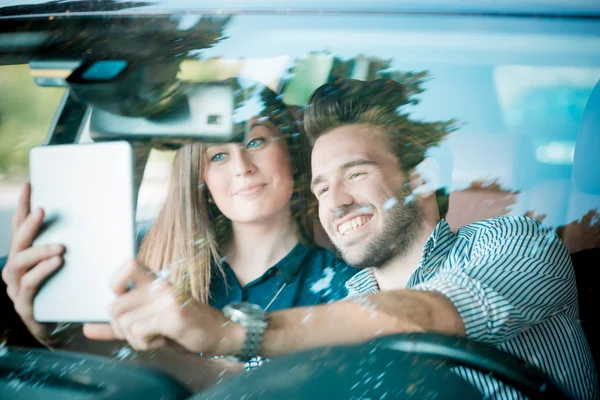 Jóvenes amantes de la pareja hermosa usando tableta —  Fotos de Stock