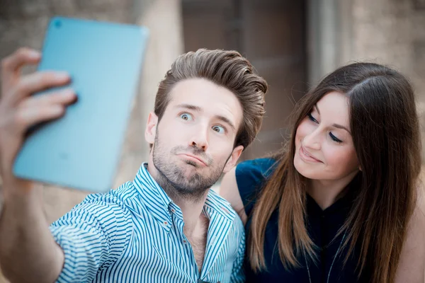 Jovens amantes do casal bonito usando tablet — Fotografia de Stock