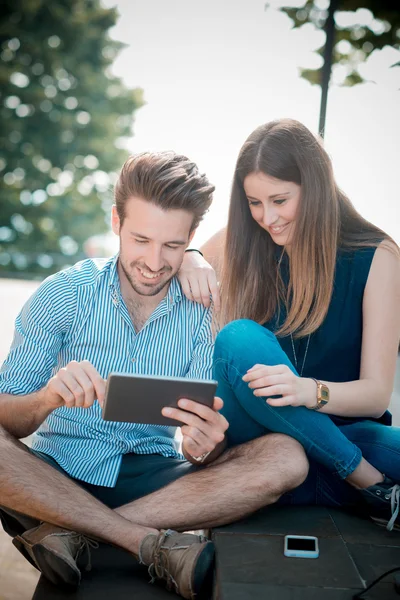 Jonge mooie paar liefhebbers — Stockfoto