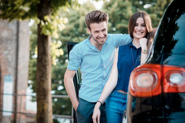 Jovens amantes casal bonito — Fotografia de Stock