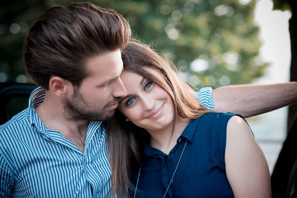 Jovens amantes casal bonito — Fotografia de Stock