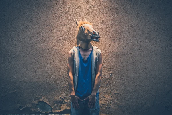 Masque de cheval jeune hipster gay homme — Photo