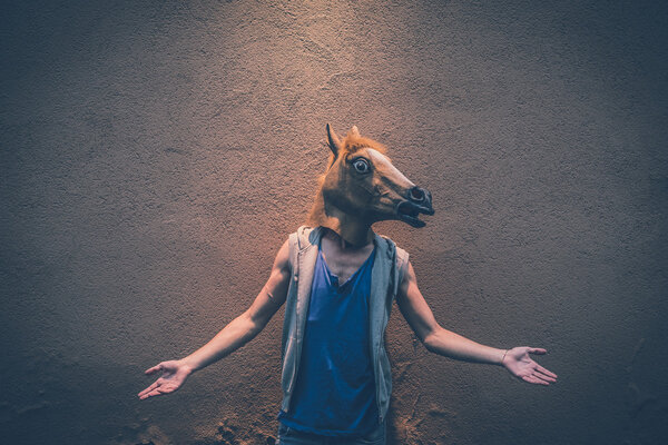 Лошадиная маска молодой хипстер гей
