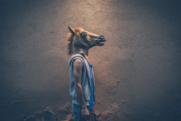 Cavalo máscara jovem hipster gay homem — Fotografia de Stock