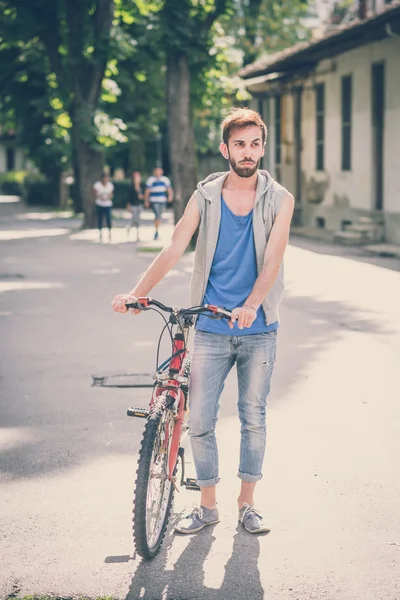 Unga hipster homosexuell man med cykel — Stockfoto