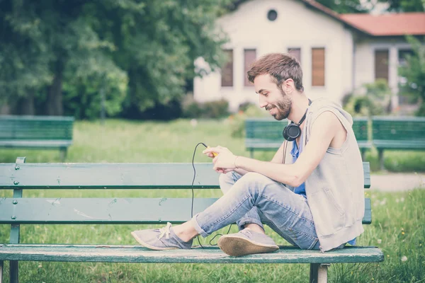 Homme écouter de la musique — Photo