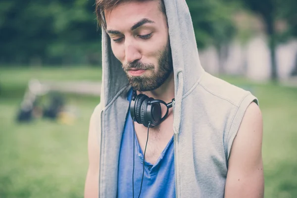 Man die muziek luistert — Stockfoto