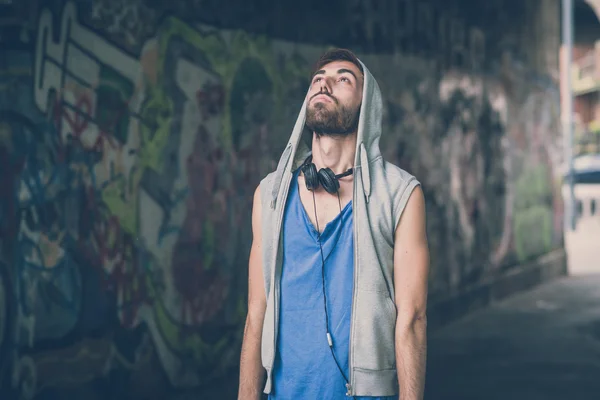 Hombre escuchando música —  Fotos de Stock