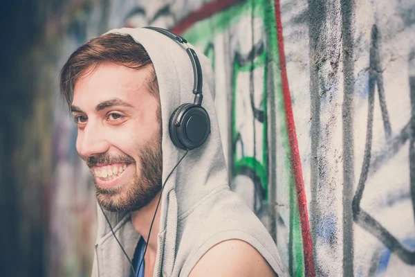 Homem ouvindo música — Fotografia de Stock