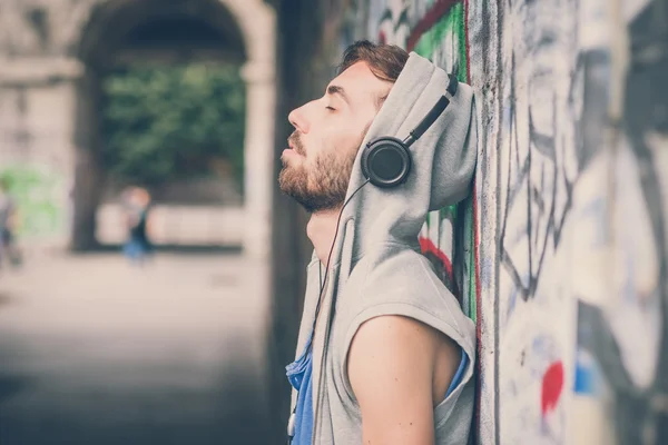 Man die muziek luistert — Stockfoto