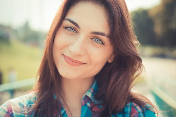 Mooie jonge hipster vrouw — Stockfoto