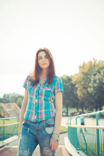 Güzel genç hipster kadın — Stok fotoğraf