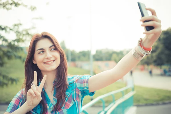 Hermosa joven hipster mujer usando teléfono inteligente — Foto de Stock