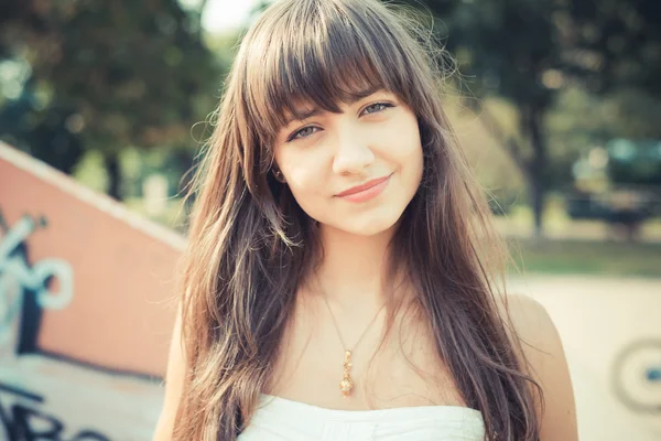 Hermosa joven con vestido blanco — Foto de Stock