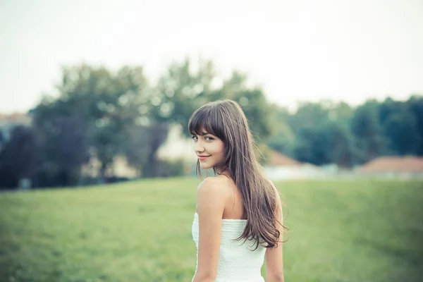 Belle jeune femme avec robe blanche — Photo