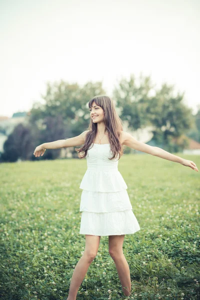 Belle jeune femme avec robe blanche — Photo