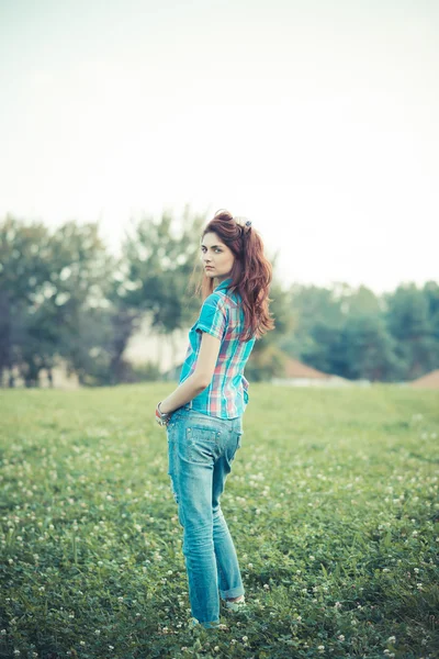 Belle jeune femme hipster — Photo