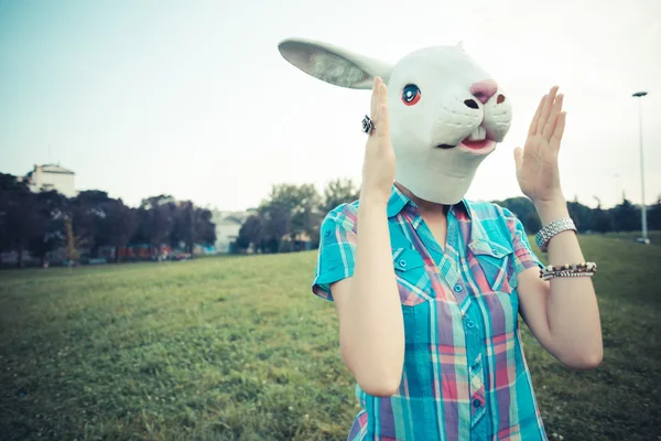 Кроличья маска абсурдная красивая молодая хипстерша — стоковое фото