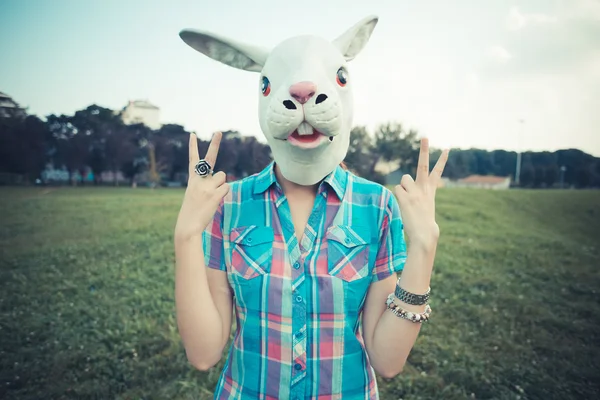 Konijn masker absurd mooie jonge hipster vrouw — Stockfoto