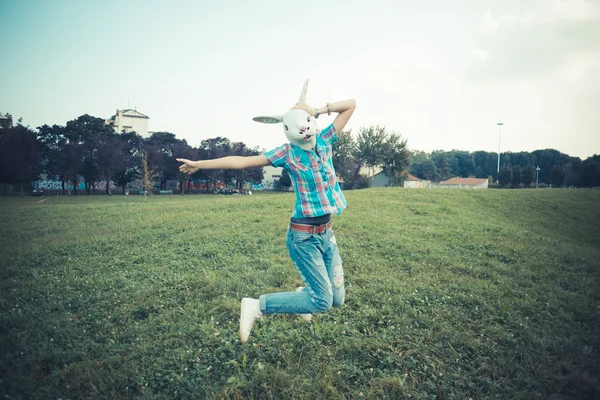 Masque de lapin absurde belle jeune femme hipster — Photo