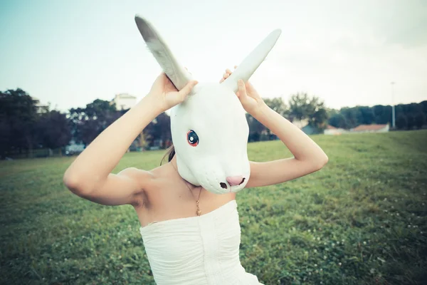 Conejo máscara absurdo hermosa joven con vestido blanco — Foto de Stock