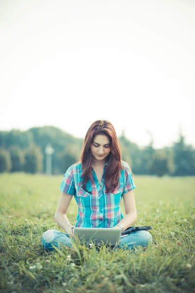 Bela jovem hipster mulher usando laptop e tablet — Fotografia de Stock
