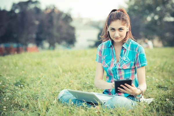 Schöne junge Hipsterfrau mit Laptop und Tablet — Stockfoto