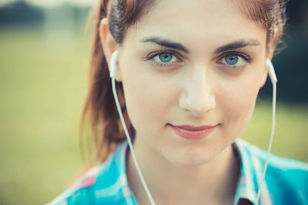 Vackra unga hipster kvinna lyssnar musik — Stockfoto