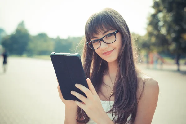 Hermosa mujer joven con vestido blanco usando tableta —  Fotos de Stock