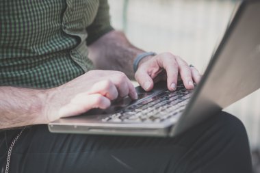 dizüstü bilgisayar kullanarak adam elinde yakın çekim