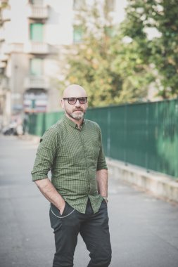 yakışıklı orta yaşlı adam