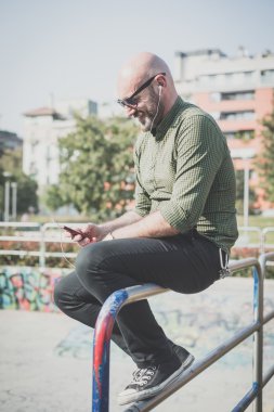 yakışıklı orta yaşlı adam müzik