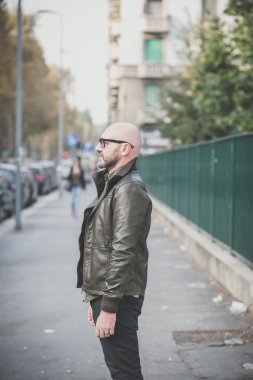 yakışıklı orta yaşlı adam