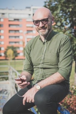 yakışıklı orta yaşlı adam müzik