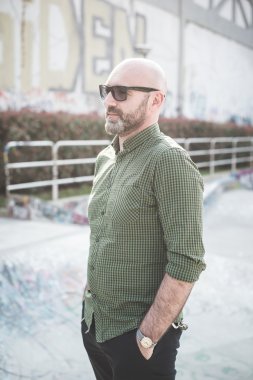 yakışıklı orta yaşlı adam