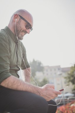 yakışıklı orta yaşlı adam müzik