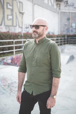 yakışıklı orta yaşlı adam