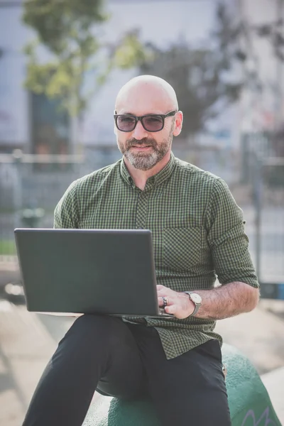 Bello uomo di mezza età utilizzando notebook — Foto Stock