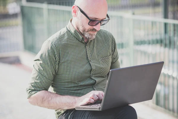 Bello uomo di mezza età utilizzando notebook — Foto Stock