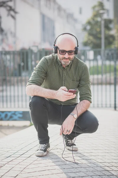 Jóvágású középkorú ember hallgat zenét — Stock Fotó