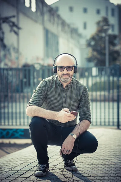 Bonito meia idade homem ouvindo música — Fotografia de Stock