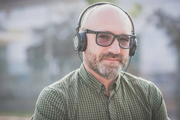 Bel homme d'âge moyen écoutant de la musique — Photo