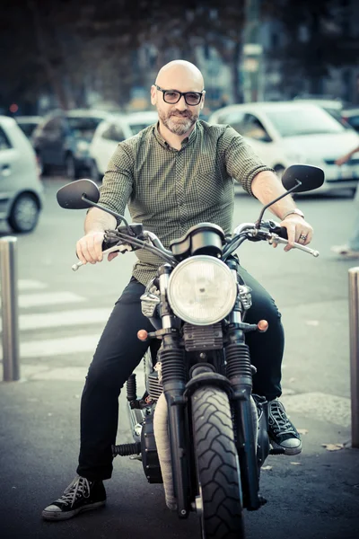 Pohledný muž středního věku motocyklista — Stock fotografie