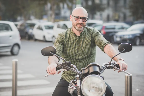 Przystojny średniej wieku człowiek motocyklista — Zdjęcie stockowe