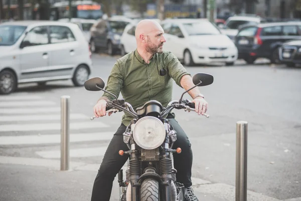 Schöner Mann mittleren Alters Motorradfahrer — Stockfoto