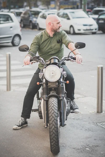 Schöner Mann mittleren Alters Motorradfahrer — Stockfoto