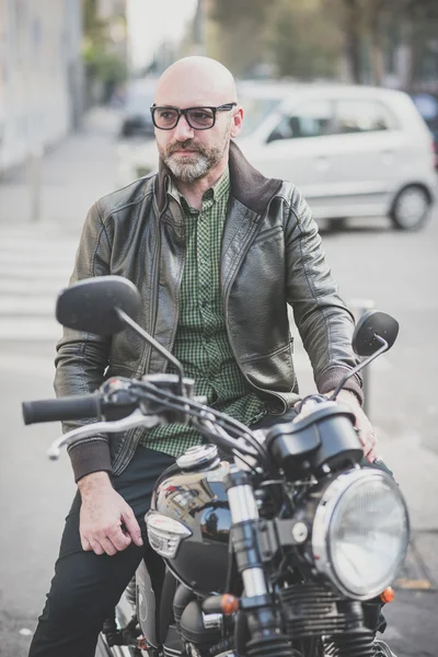 Όμορφος μέσης ηλικίας άνθρωπο μοτοσικλετιστής — Φωτογραφία Αρχείου