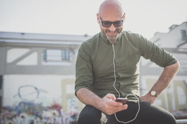 Guapo hombre de mediana edad escuchando música — Foto de Stock