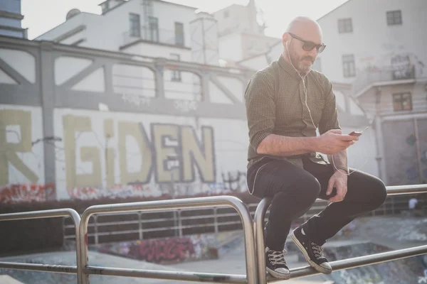 Guapo hombre de mediana edad escuchando música — Foto de Stock